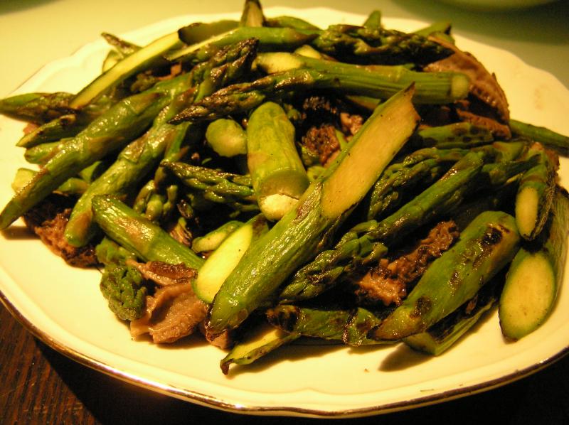 Asperges vertes et morilles à la poêle