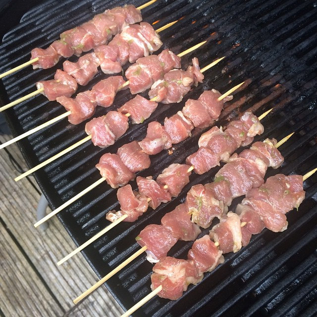 Brochette de porc mariné