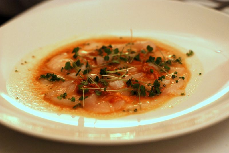 Carpaccio de pétoncles avec une sauce citronnée