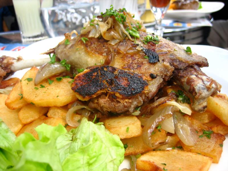 Confit de canard et pommes de terre sautées à l’ail et au persil