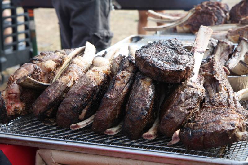 Côte de bœuf grillée et légumes printaniers