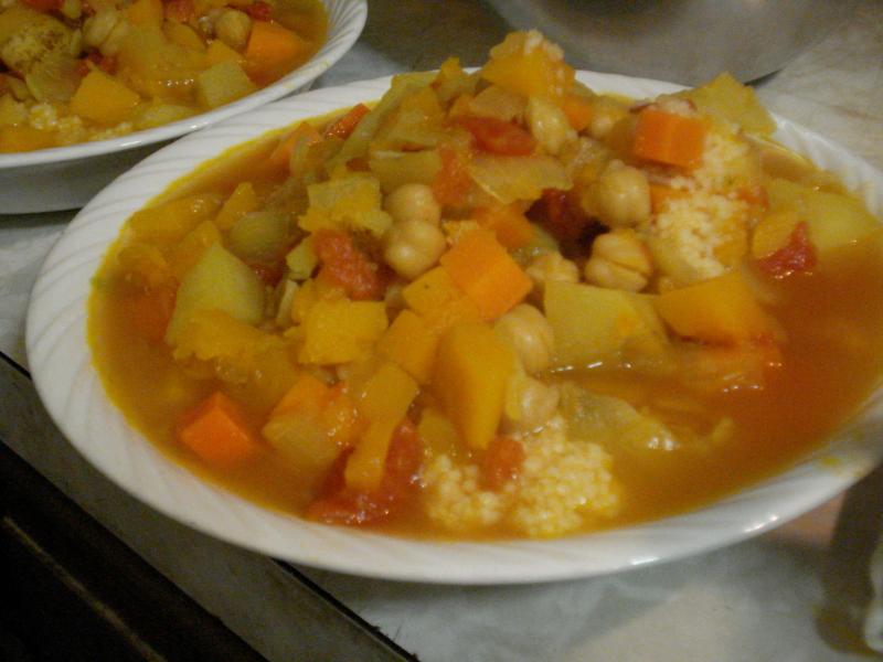 Couscous aux sept légumes avec un bouillon d’herbes