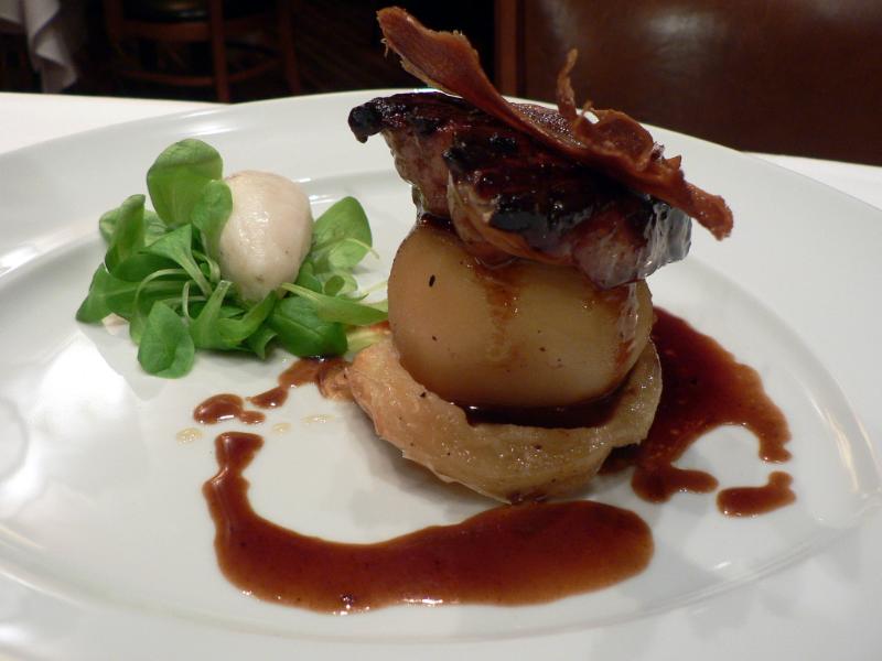 Foie gras de canard aux pommes caramélisées au miel