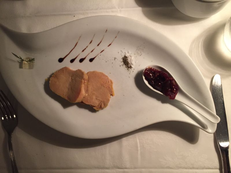 Foie gras de canard mi-cuit avec une gelée de coing