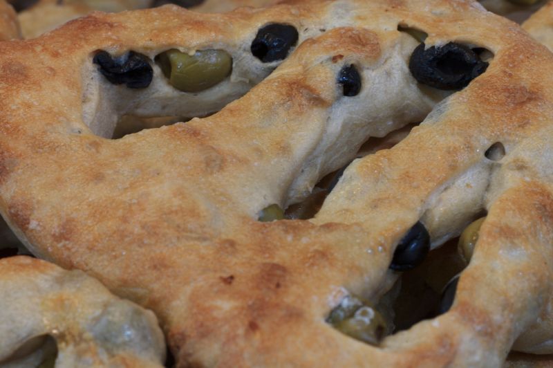 Fougasse aux olives et aux tomates séchées