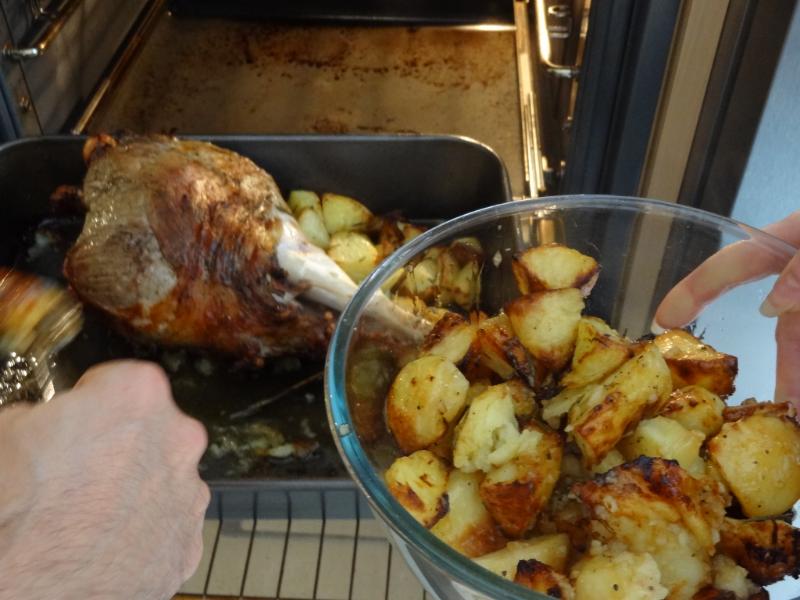 Gigot d’agneau au four et pommes de terre