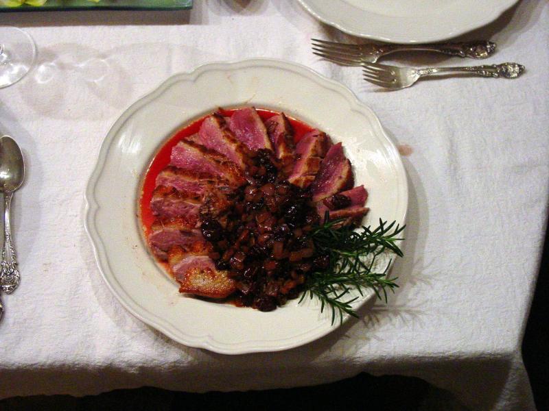 Magret de canard aux cerises sauce aigre-douce