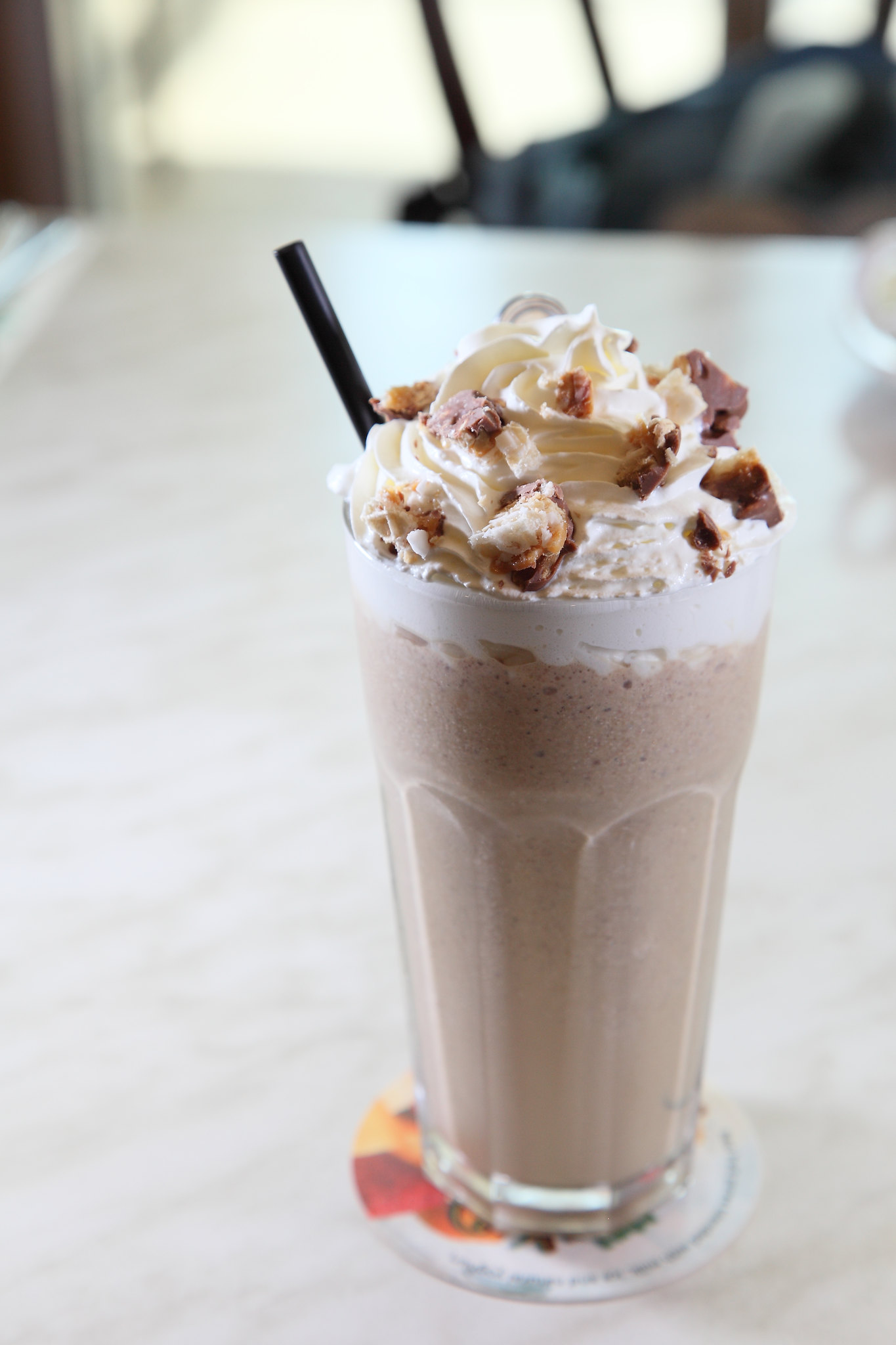 Mousse au chocolat et au café au mascarpone avec des éclats de noisettes