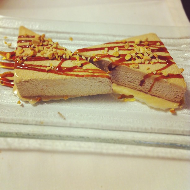 Nougat glacé au coulis de mangue