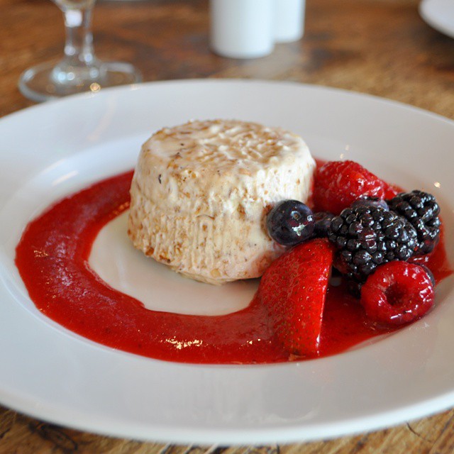 Nougat glacé au coulis de framboise