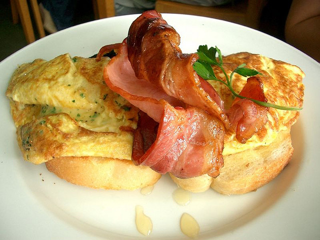 Omelette au fromage et au jambon