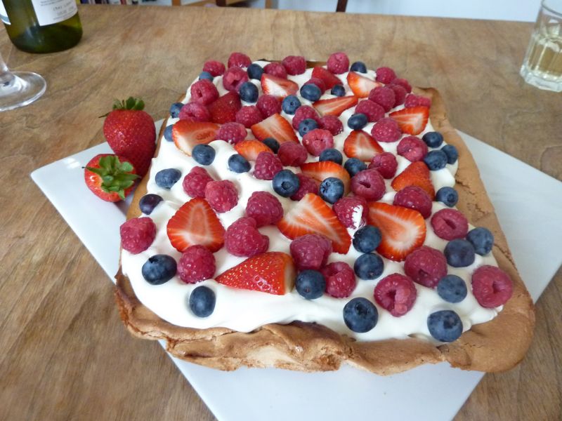 Pavlova aux fruits noirs et rouges