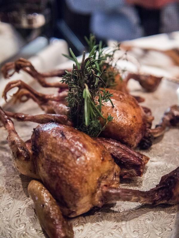 Pigeonneau rôti à la broche au jus de truffe noire