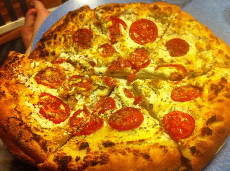 Pizza au fromage de chèvre et à la tomate