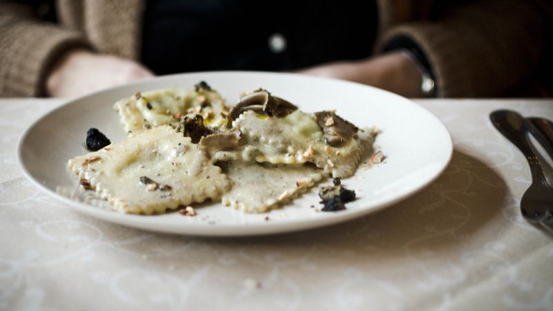 Raviole du Dauphiné au bouillon à la truffe noire