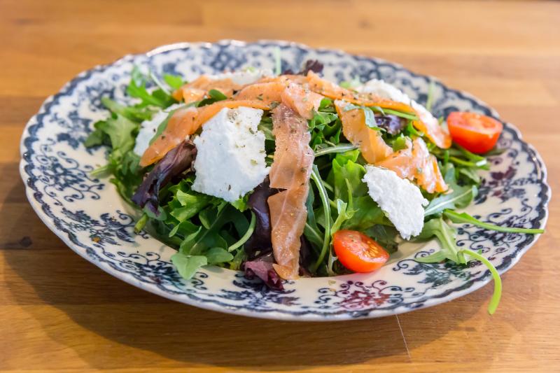 Salade au fromage de chèvre et au saumon fumé