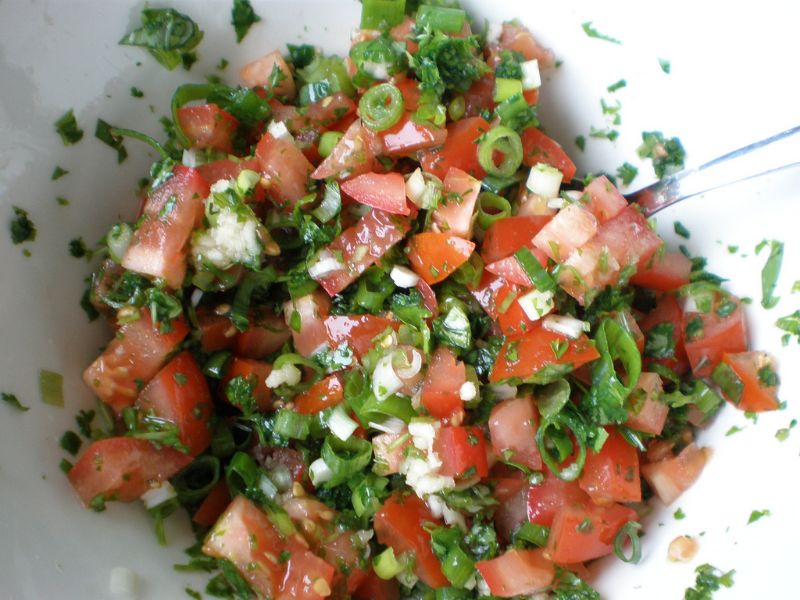 Salade de tomates avec ail et persil