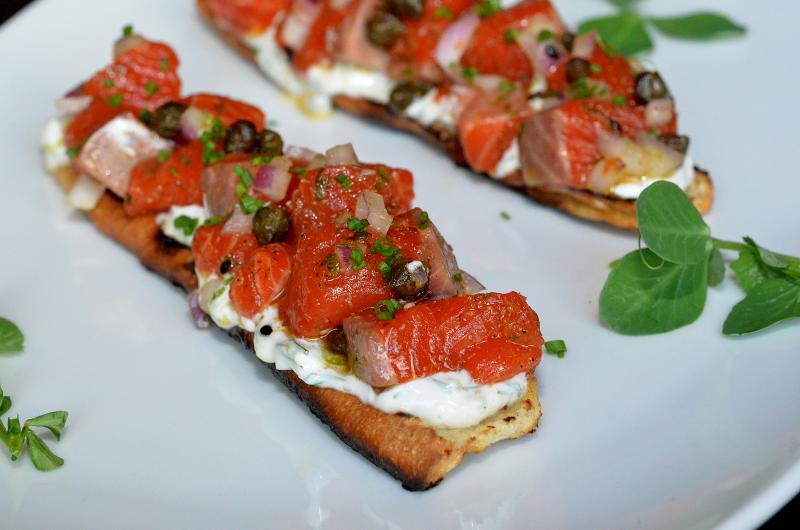 Tartare de saumon à la crème fraîche et à la ciboulette