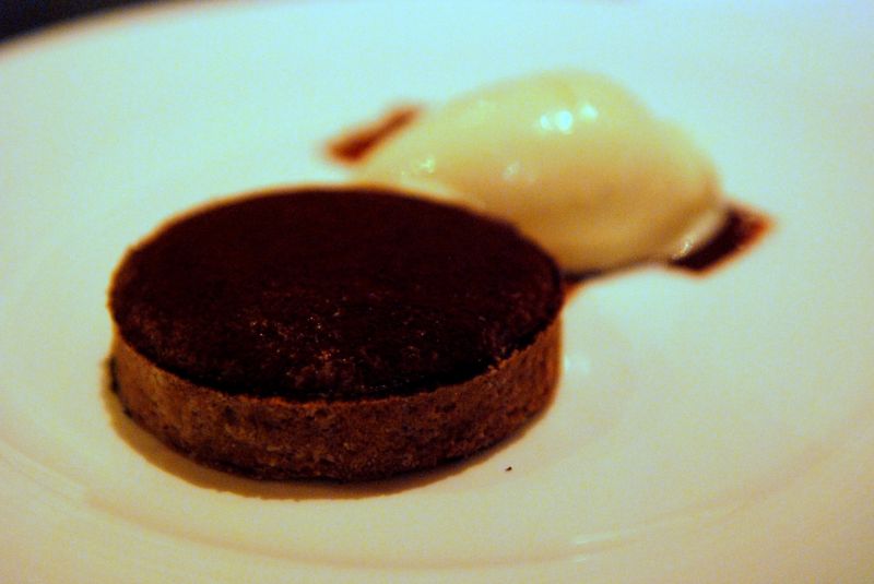 Tarte au chocolat amer et glace à la vanille