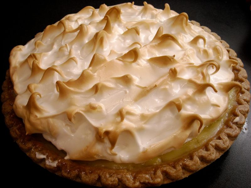 Gâteau meringué au chocolat nappé de caramel