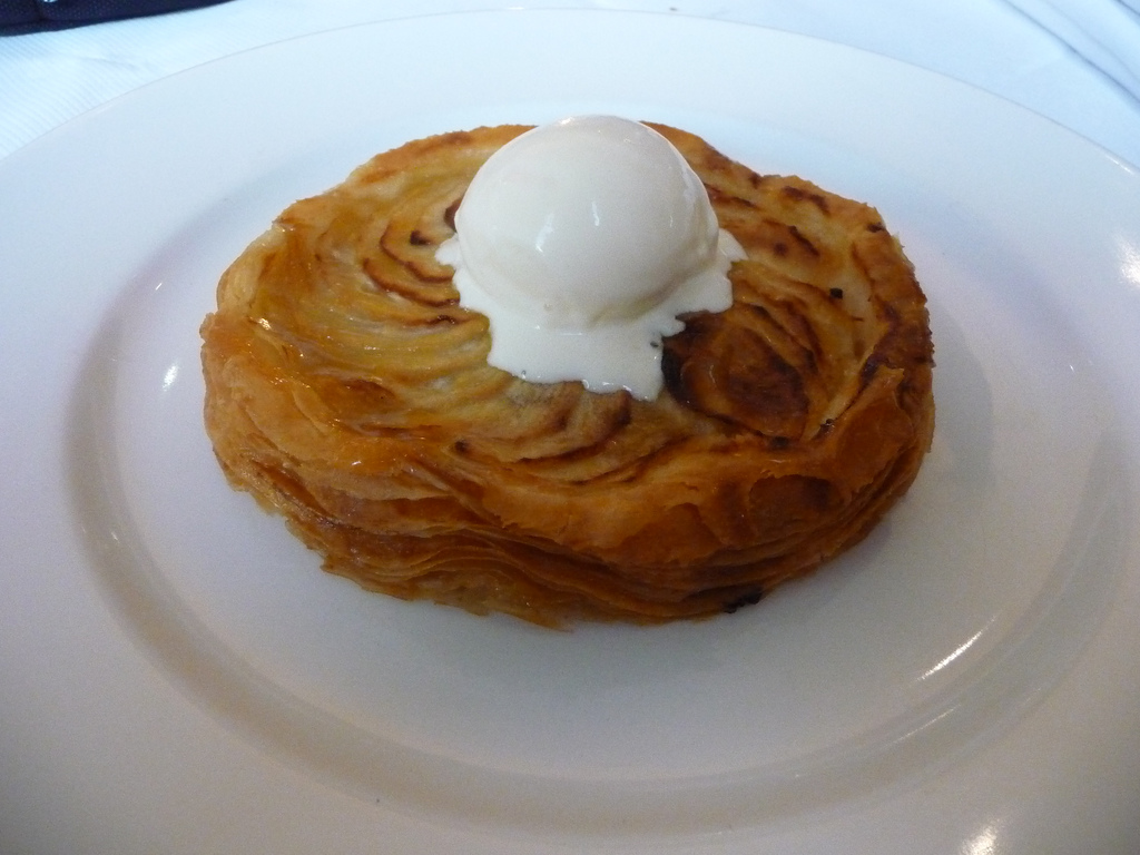 Tarte à la pomme et glace à la vanille