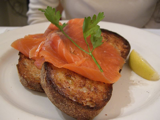 Toast au saumon fumé avec un filet de citron