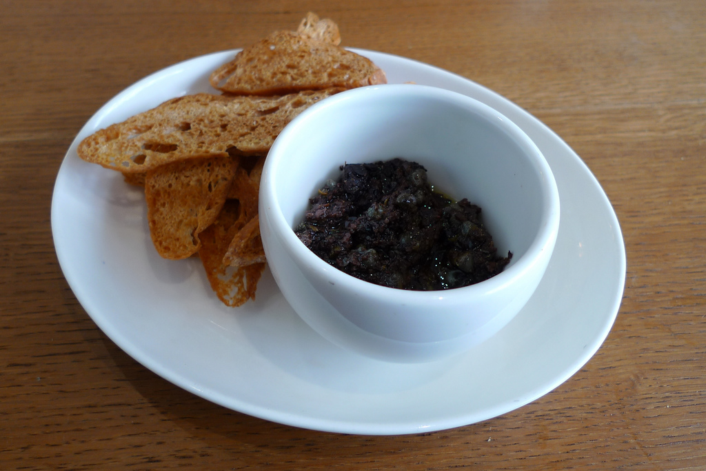 Toast à la tapenade